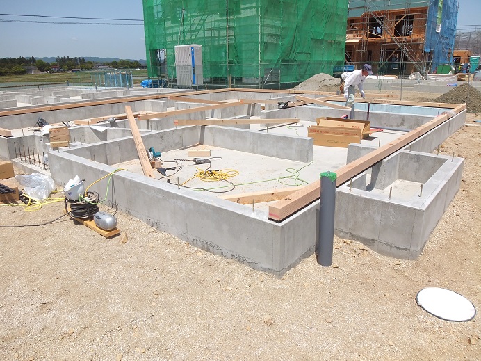 建て方開始、土台組みから。