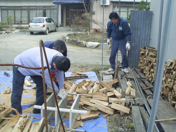 薫煙用の桜の薪割り！