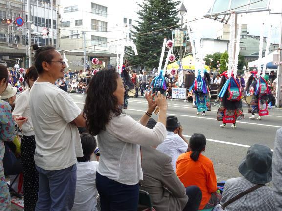 鹿踊りと外国人ダンサ－、そしてラグビーワールドカップ