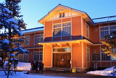 【長井小学校第一校舎をライトアップ♪】