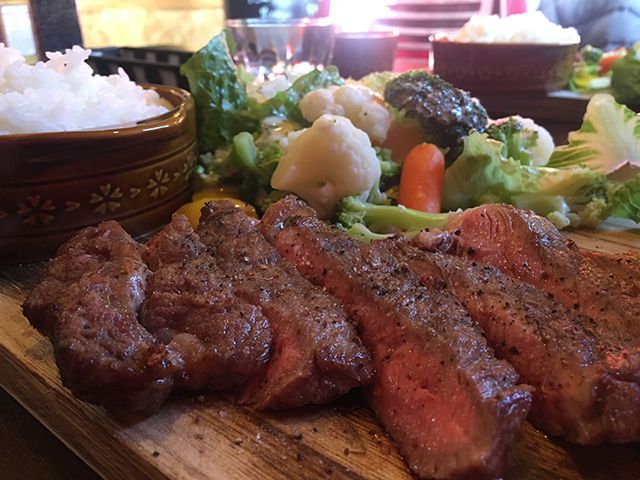 長井市《BBQ居酒屋えんじん》の牛さんランチ