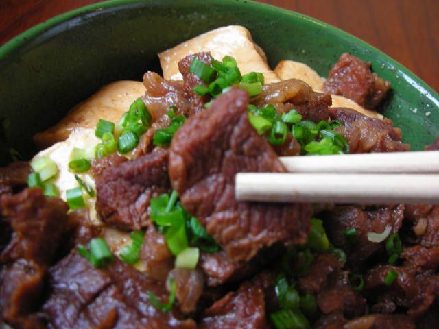 【置賜の食】柔らかスジ～川西町「あっさり食堂」の牛すじ煮込み丼