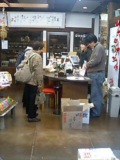 白布かもしか店内にて