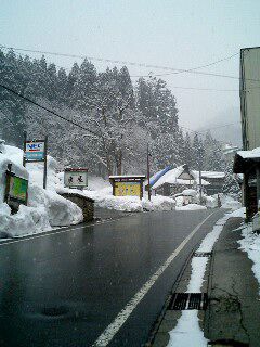 うっすらと雪化粧した今朝の白布温泉街