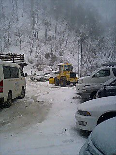 山奥は雪が降ってます。