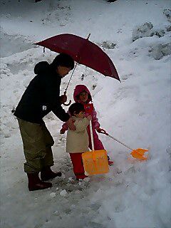 小雨の中でも雪遊び^_^;