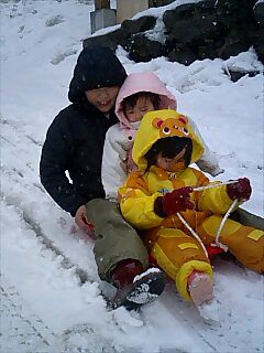 ソリ遊び 第２日目は雪の中で三人乗り