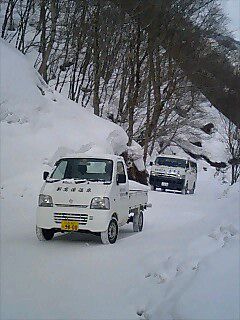 サラッと雪が降った山奥の道