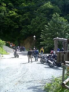 山奥の宿と大型バイクの関係