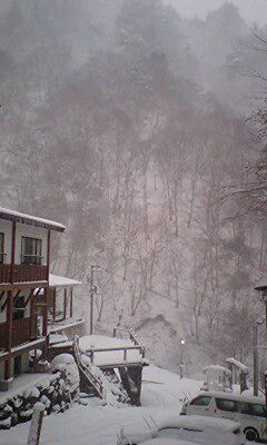 いよいよ冬本番へ（新高湯温泉　積雪１０cm超）