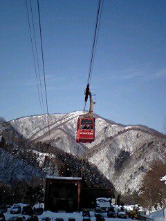 晴天の空へ向うロープウエイ