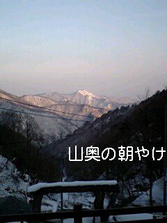 西の山に朝焼けが反射。（新高湯温泉）