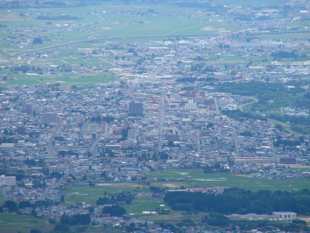 【兜山】よりの眺望・・・米沢市内を上から？目線