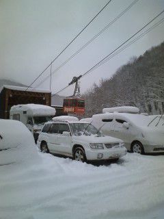 【ロープウエイと車】天元台駐車場の良くある光景