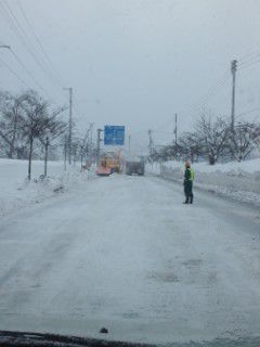 国道の除雪（排雪）を待つ