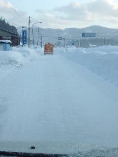 融雪剤散布作業車両の後に付く