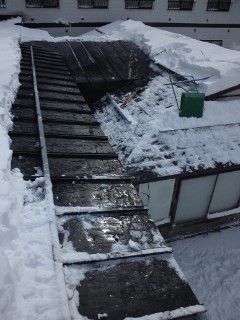 積雪の屋根だって源泉掛け流しする場合