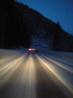 夕暮れ時になったら道路の雪が増えるのか。