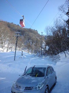 天元台駐車場（No.1）とロープウエイを見上げるアングル