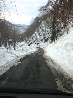 アスファルト♪　タイヤを切り裂く音♪　久々のアスファルトやぁ！