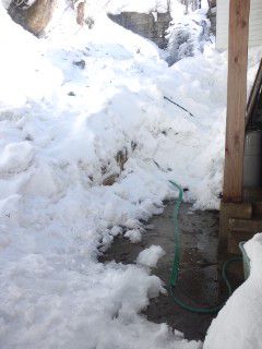 お勝手口も雪解け・・・日が当たらない場所