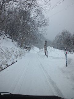 新高湯8キロ手前～1キロ手前の道路状況（雪アリ）