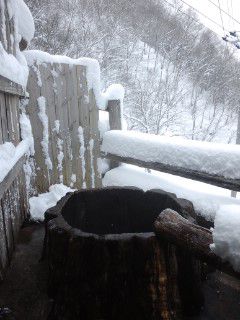 今日は里雪！山奥は半分！！　こんあ日も～♪ある～さ～♪