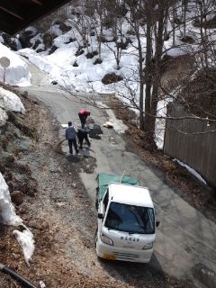 “しんぱ～い　ないさ～”　春のプチ道路補修on新高湯道