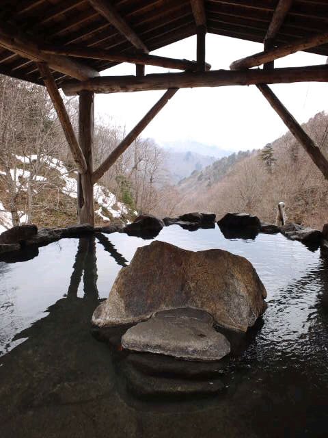 山肌に　雪片残る　湯気むこう　by世牙