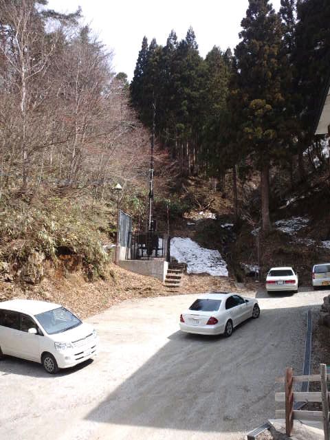 雪片も小さくなり来週あたりから新緑へ向かう秘湯の宿