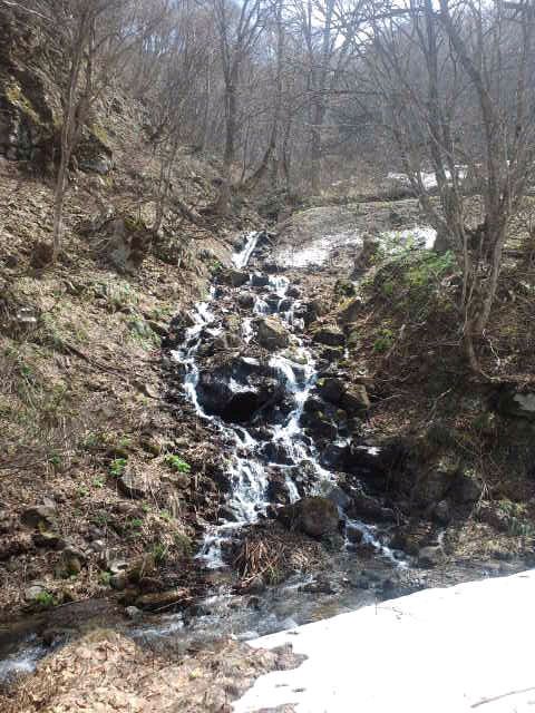 雪どけを束ねてはやし奥しらぶ　by世牙（吾妻屋旅館）