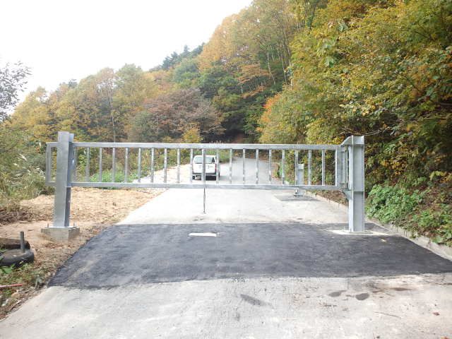 天元台湯元に頑強なゲート完成（作業道路）