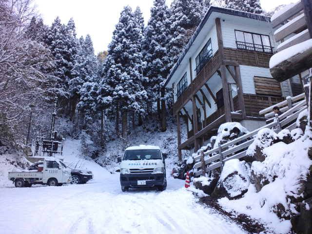 冬が始まるよ♪【奥白布秘湯物語】道路には雪があります。