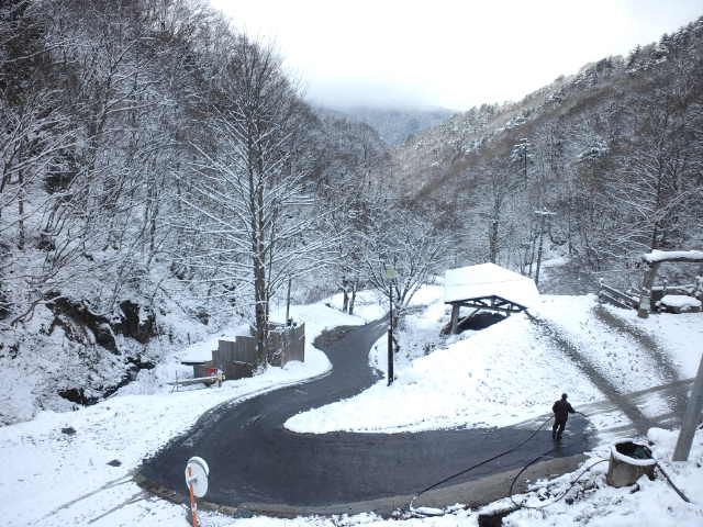 融雪作業で源泉掛け流しの真髄を垣間見る。【奥白布冬物語】