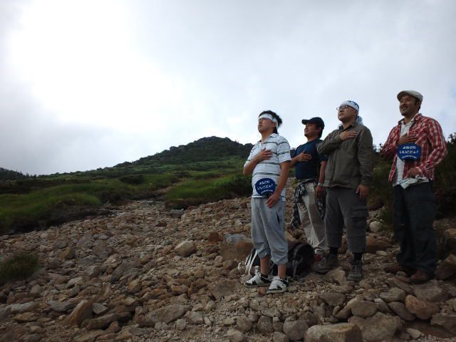 西吾妻山【梵天岩】を背に心を一つ