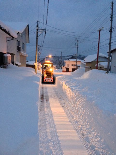 雪国の歩道除雪風景を撮りました。