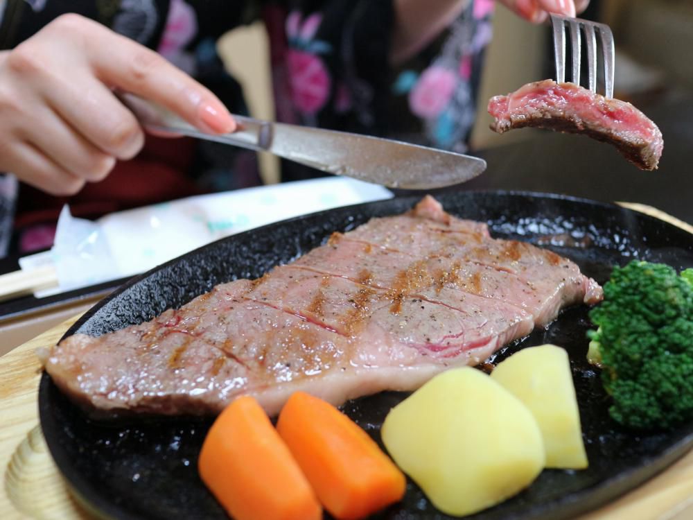 米沢牛サーロインステーキの肉汁！　レアでどうぞ！