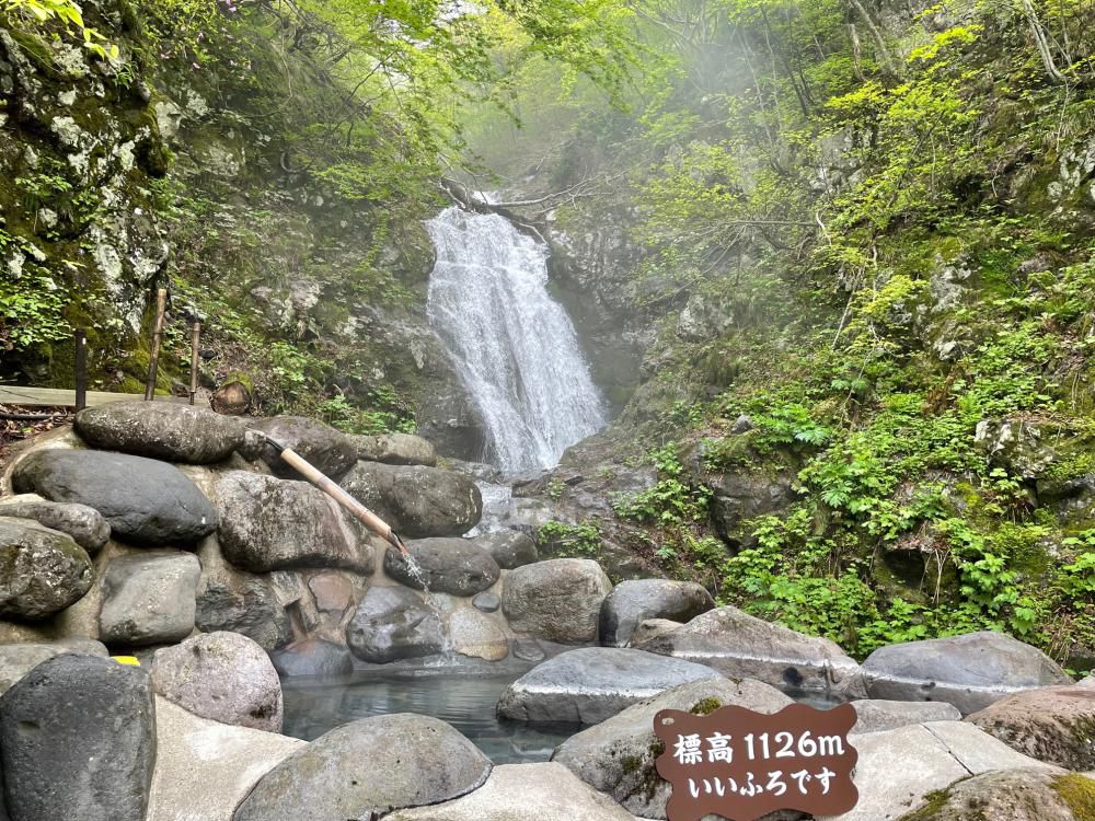 源流滝見風呂は新緑の中　標高1126ｍ