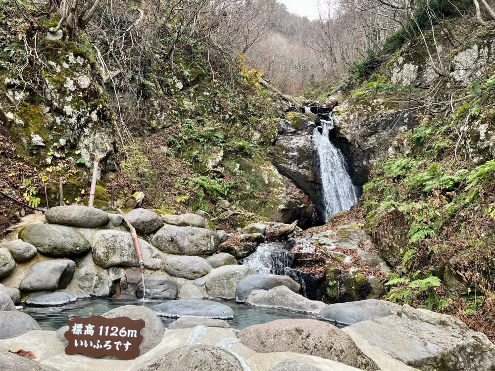 晩秋の滝見露天風呂　雪が積もったらクローズするんですが・・・