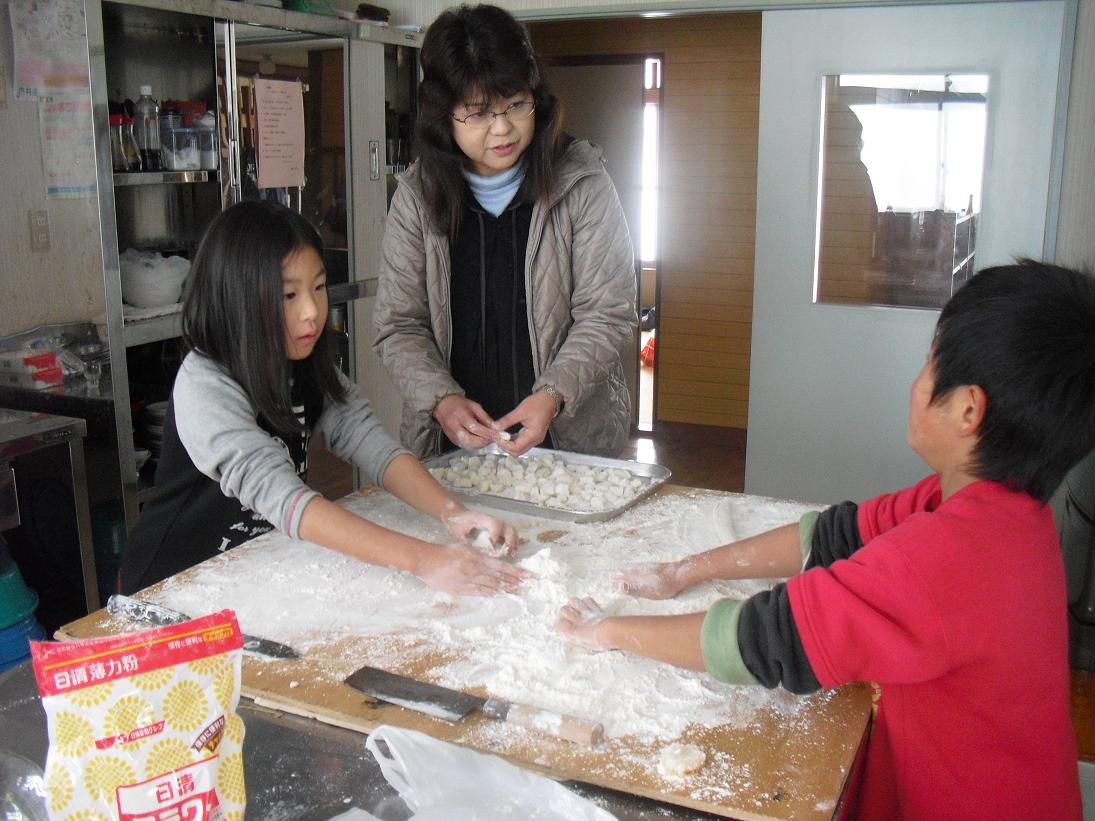 少年防火クラブ・だんご作りも楽しいね