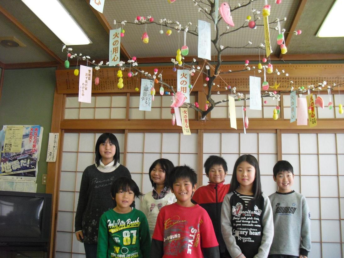 今年も公民館に飾りました。