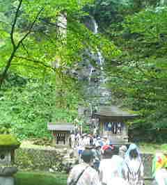 羽黒山・参道の途中には