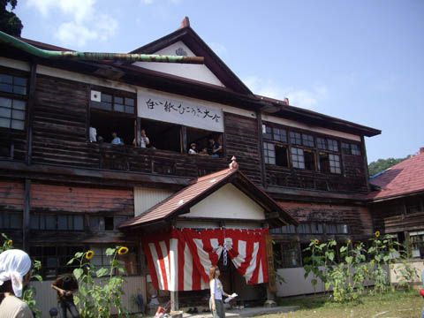 「白い紙ひこうき大会」最終大会の様子