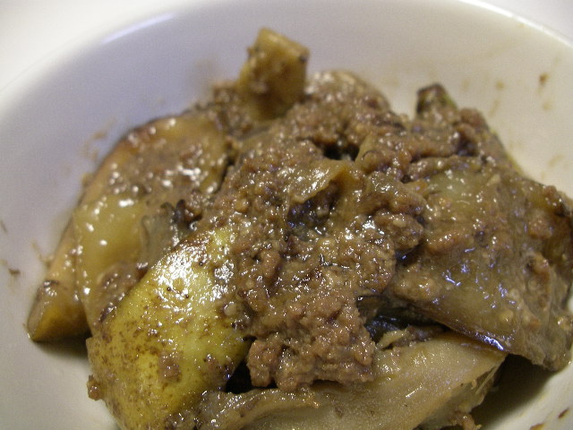 あけびの皮は独特の苦みが、、、