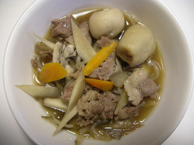 山形牛、里芋、糸こんにゃく、ゴボウ、人参、ネギ、おし麩・・・