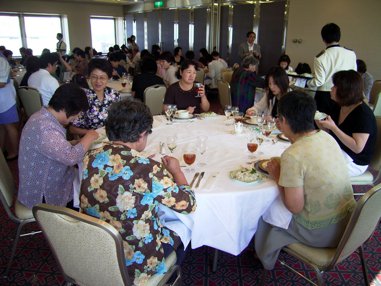 紅花アラカルト料理の会食
