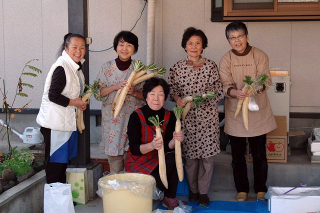 ご近所同士で漬け物づくり