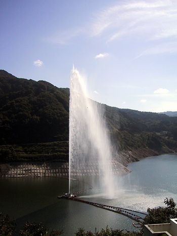 月山湖の噴水！