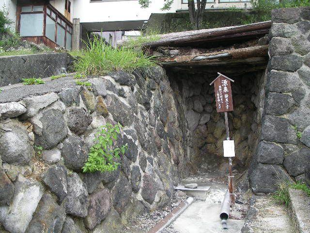 蔵王《源泉緑屋二号》湧き出す硫黄の湯