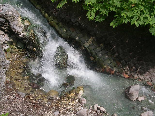 湯気たつ酢川は硫黄の川